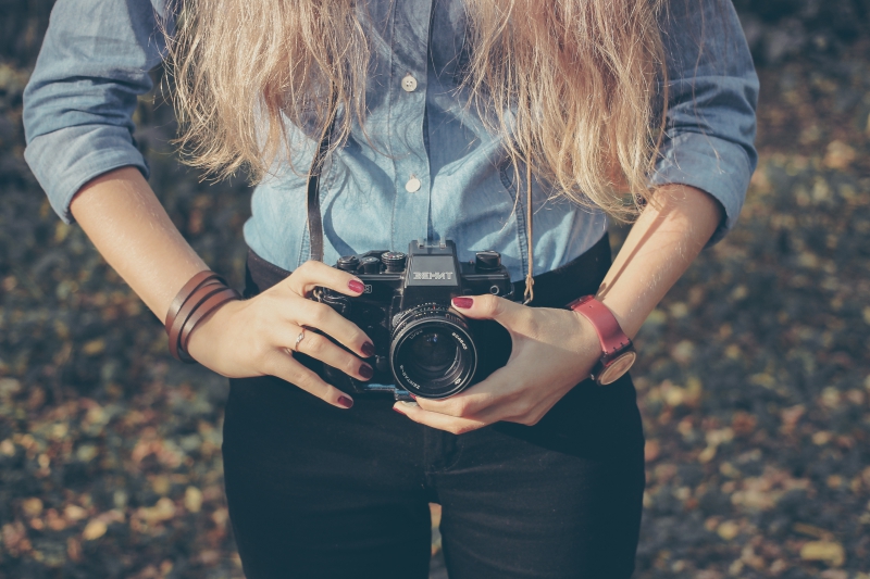 photographe-BRIGNOLES-min_hand-person-girl-woman-camera-photography-614-pxhere.com